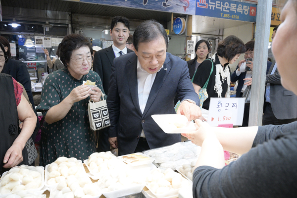 최민호 시장 전통시장 장보기 행사 모습