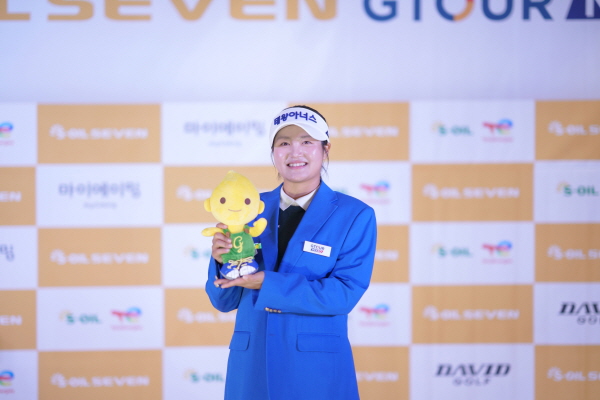 지난 29일, 대전 골프존조이마루에서 열린 ‘2025 S-OIL SEVEN GTOUR MIXED’ 3차 대회 우승자 홍현지가 기념사진을 촬영하고 있다