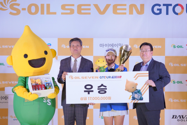 ‘2025 S-OIL SEVEN GTOUR MIXED’ 3차 대회 시상식에서 (왼쪽부터)골프존 박강수 대표, 우승자 홍현지, 에쓰-오일토탈에너지스윤활유㈜ 강원규 부사장이 기념촬영