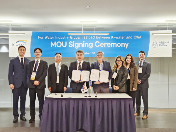 30일 오전 10시, 미국 시카고에서 웨프텍(WEFTEC) 2025가 열리고 있는 가운데 체결된 업무협약식에서 주요 참석자들이 기념사진을 촬영하고 있다.(사진 가운데 왼쪽 안정호 한국수자원공사 그린인프라부문장, 사진 가운데 오른쪽 브라이언 스텁스(Bryan Stubbs) 클리블랜드 워터 얼라이언스 회장)