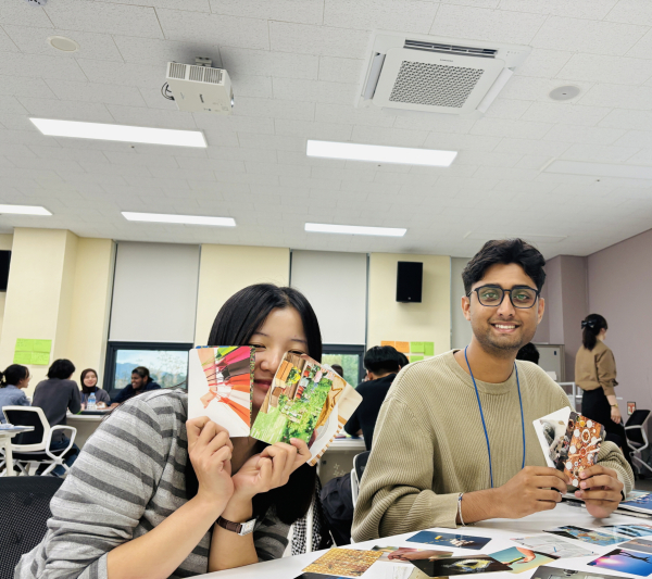 외국인 유학생이 기초 취업역량강화 프로그램에 참여 하고 있다