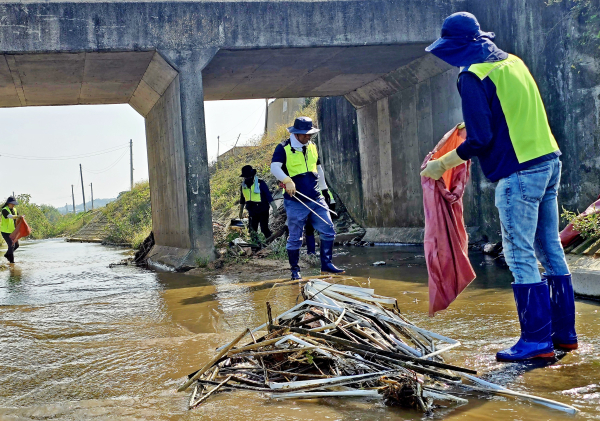하천 주변에서 영농폐기물 수거작업을 하고 있다.