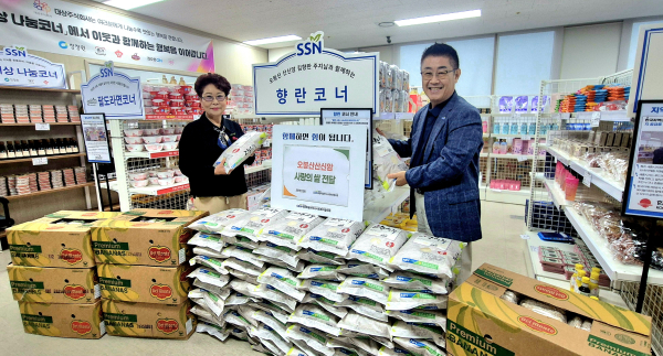 오봉산산신암 김향란 주지와 세종시사회복지협의회 김부유 회장 쌀 기부 기념사진