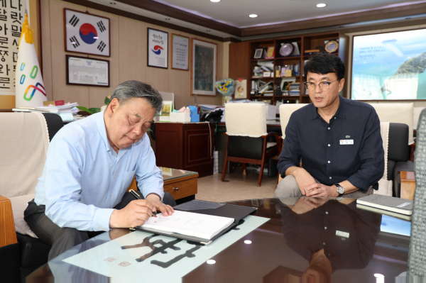 집적화단지 신청서에 서명 중인 가세로 태안군수.