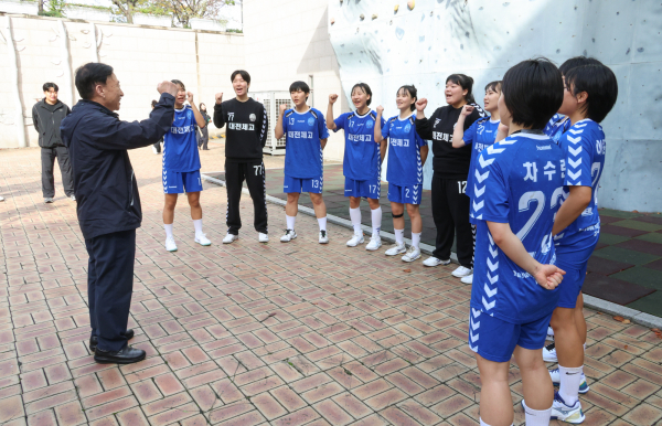 설동호 교육감, 대전학생선수단 격려 모습