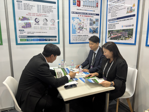 ADEX 2025에서 군관계자가 청양군 투자홍보 부스에서 상담을 진행하고 있다.
