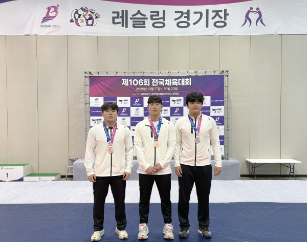 백석대 레슬링팀, 제106회 전국체육대회서 메달 수상 기념사진
