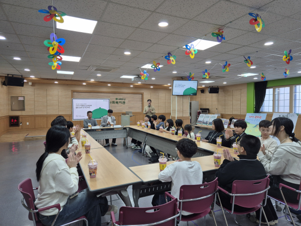 대덕구청 공원녹지과 및 가족친화과 담당 주무관과 함께 ‘지역사회 놀이환경 간담회’ 개최 모습