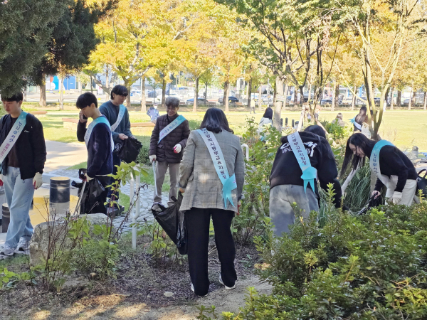 서대전공원까지 산책하며 쓰레기를 줍는 ‘청렴 줍깅 캠페인’ 진행 모습