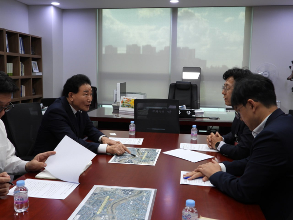 더불어민주당 박용갑 의원과 금강유역환경청 송호석 청장이 환담을 나누고 있다.
