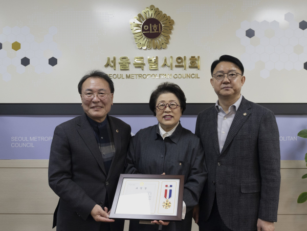 표창장 수상 모습 (왼쪽부터 서울특별시의회 이종환 부의장, 상명대 김종희 총장, 김춘곤 서울시의원)