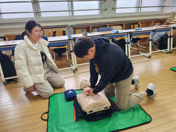 심폐소생술 및 자동심장충격기 실습 교육 모습