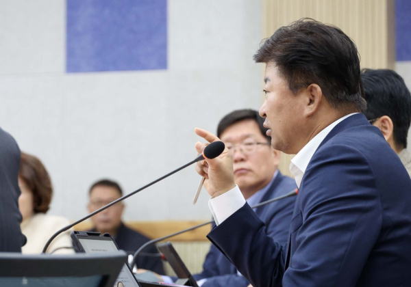 최충규 대덕구청장이 3일 구청 대회의실에서 열린 ‘11월 확대간부회의’에서 가을철 산불 등 화재 예방에 대한 사전점검 및 선제적 대비 태세 유지를 강조하고 있다.