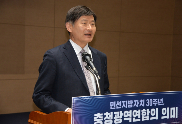 인사하는 김영진 대전세종연구원장