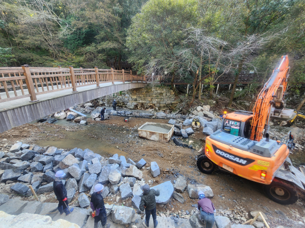 지난 8월 초부터 진행된 서산 용현리 마애여래삼존상 일원 복구 공사 모습
