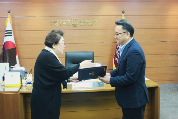 이종환 천안캠퍼스 대외협력처장(우측) 임명장 수여 모습