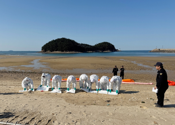 지난 4일 천리포 해수욕장에서 진행된 해안방제 훈련 모습.
