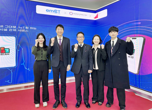 ‘대전 딥테크 전문 투자조합 3호(이하 투자조합)’를 통해 주식회사 이엠시티(EMCT Co., Ltd.)에 3억 원을 투자했다고 밝혔다. 왼쪽부터 대전혁신센터 이지애 심사역, 이엠시티 이봉호 대표, 대전혁신센터 박대희 대표, 한은영 실장, 김성태 파트장 (