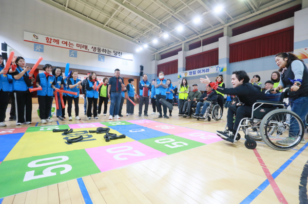6일, 송악문화스포츠센터 실내체육관에서 장애인과 비장애인이 함께 하는 운동회를 개최하고 있다