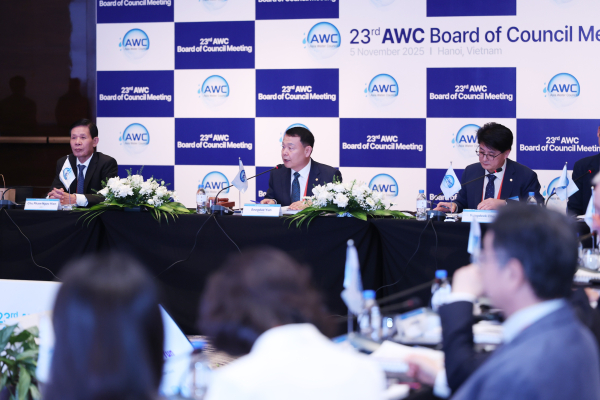 지난 5일 베트남 하노이에서 열린 제23차 아시아물위원회 이사회에서 윤석대 한국수자원공사 사장(사진 가운데)이 개회사를 하고 있다.