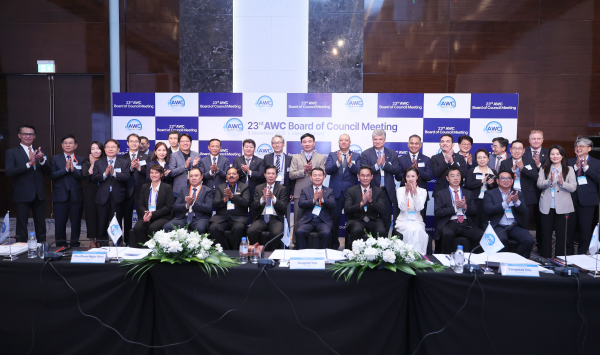 지난 5일 베트남 하노이에서 열린 제23차 아시아물위원회 이사회에서 주요 참석자들이 기념사진을 촬영하고 있다. (사진 앞줄 가운데 윤석대 한국수자원공사 사장)