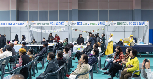 청양문화원 동아리 합동발표회에서 여러 동아리 부스들이 운영돼, 관람객들에게 홍보를 진행했다.