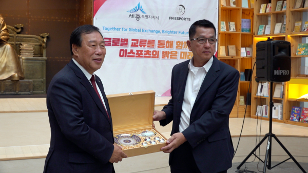 (왼쪽부터) 최민호 시장, 피쳇 기드위차이 SSRU 교수