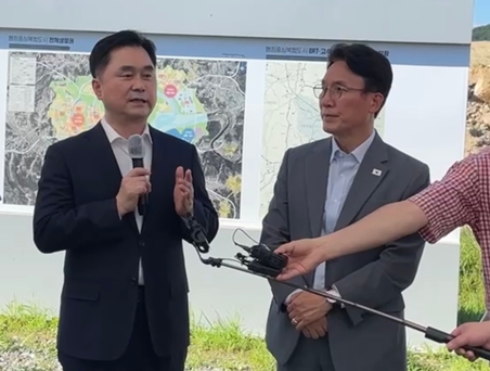 김민석 국무총리의 세종국회의사당 건립 부지 방문시 제안하는 김종민 의원<br>