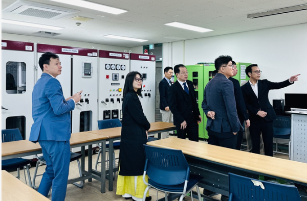 흥옌기술사범대학교 대표단의 대덕대 교육기자재등 탐방