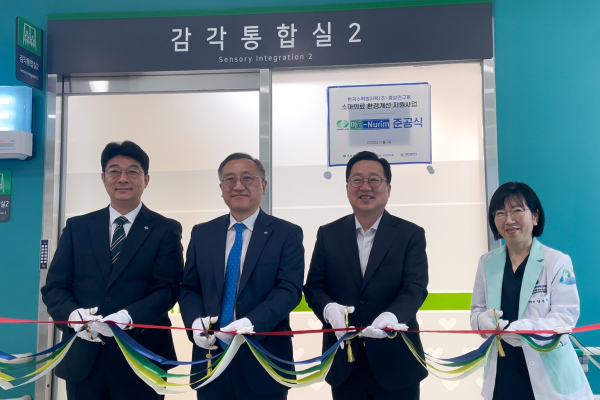 ‘아e-Nurim 1호’ 감각통합치료실 준공식 진행 사진왼쪽부터 최승인 초록우산 대전지역본부 충청권역총괄본부장, 양승한 한국수력원자력 중앙연구원 기획관리실장, 이장우 대전광역시장, 양신승 대전세종충남·넥슨후원 공공어린이재활병원장