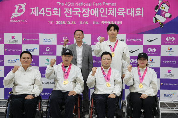 사격부문 선수단(앞줄) 장성원 감독, 조정두, 김정남, 박미선 선수 (뒷줄 오른쪽) 최재윤 선수