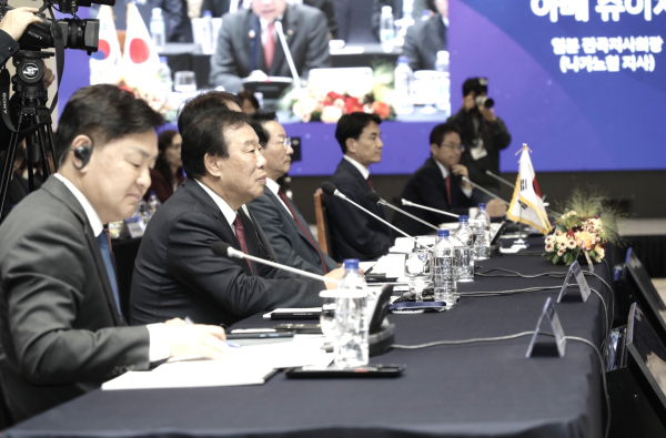 12일, 인천에서 열린 제8회 한일시장지사회의 본회의에서 발표중인 최민호 시장