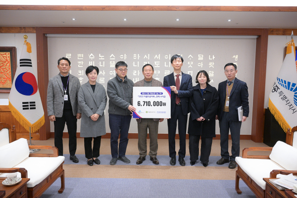 직원들의 기부품을 판매해 마련한 수익금 671만 원을 세종점자도서관에 기탁 모습