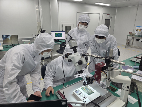 반도체·디스플레이 실습 중인 학생들