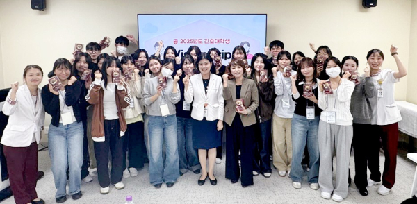 프로그램을 진행하며 단체 사진을 찍고 있다.