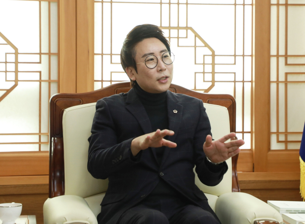 인터뷰 하는 임채성 세종시의회 의장