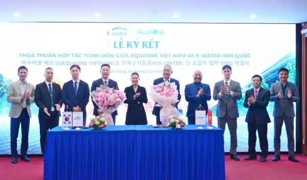 지난 16일, 베트남 하노이에서 열린 업무협약식에서 한성용 한국수자원공사 글로벌사업본부장(사진 앞줄 왼쪽)과 레 민 치(Mr. Le Minh Chi) 아쿠아원 CEO(사진 앞줄 오른쪽)가 협약 체결 모습