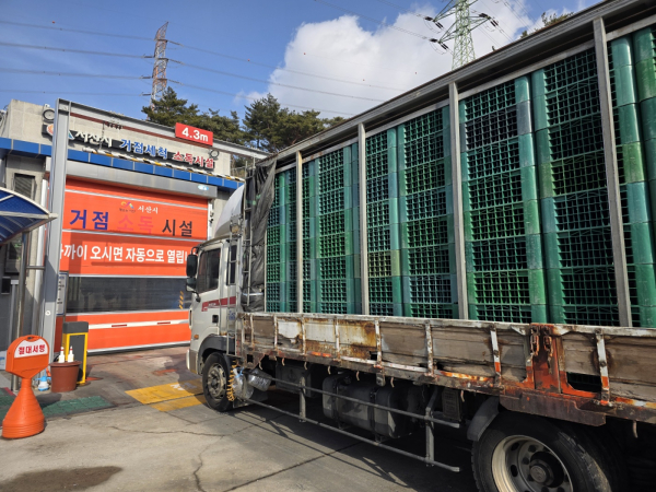 축산차량이 소독을 위해 음암면에 있는 거점소독시설에서 대기하는 모습