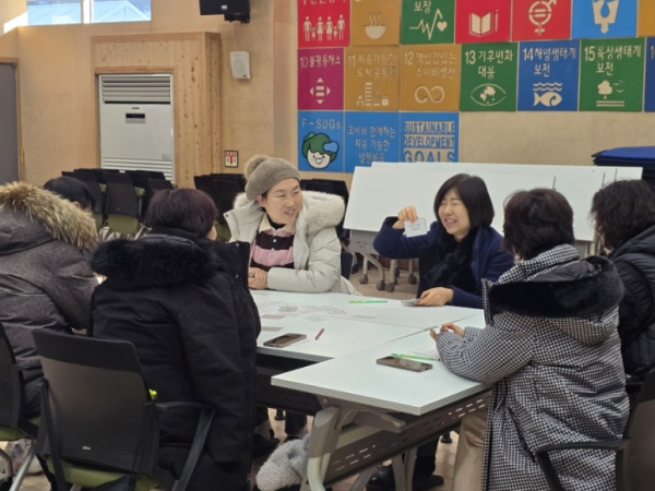 21일 국립춘천숲체원 어울림관 강당에서 진행된  ‘숲향기 솔솔’ 프로그램에서 연수 참가자가 감정카드로          자신의 감정을 공유하고 있다