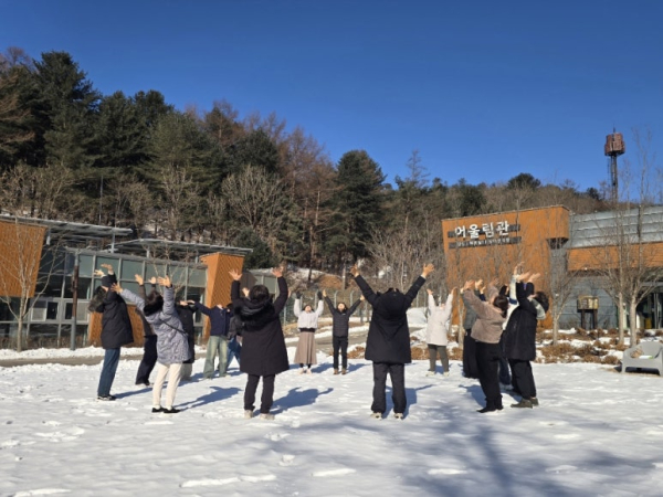 지난 21일 국립춘천숲체원 아침못마당에서 연수 참가자들이 ‘숲,수(水)토리 프로그램 진행 전 준비운동을 하고 있다