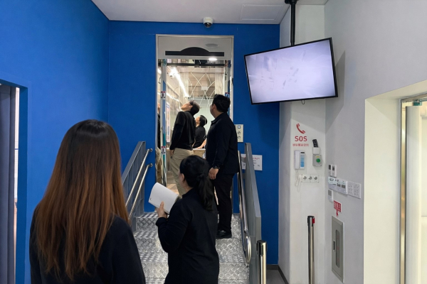 세종안전체험교육원 관계자들이 체험설비를 점검하고 있다.