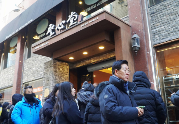 역대 최강 한파를 기록한 22일 대전을 찾은 양승조 전 충남지사가 시민들과 함께 줄을 서서 성심당 '빵지순례'를 하고 있다.