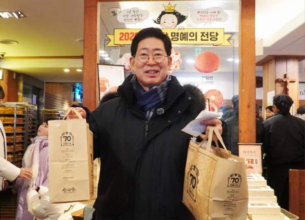 역대 최강 한파 속 성심당 '빵지순례'에 성공한 양승조 전 충남지사가 성심당 빵봉지를 들고 기뻐하고 있다.