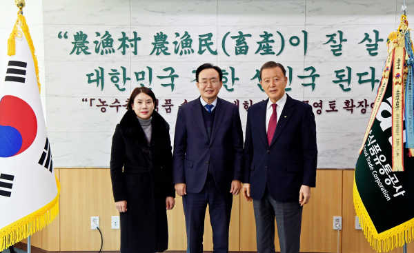 간담회 기념사진    * 홍문표 aT 사장(우측), 윤병태 나주시장(가운데)