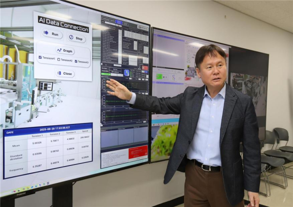 기계연 이택민 책임연구원이 디지털트윈 기반 자율제조 테스트베드 운영 화면을 살펴보고 있다.