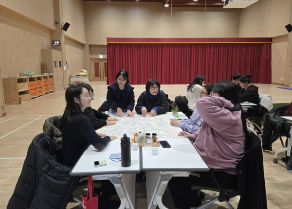 교원연수 참여자가 실내 프로그램인 ‘마인드 리셋 in 마음나눔’ 프로그램을 하고 있다.