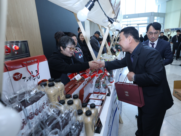 29일, 대구 한국수자원공사 낙동강유역본부에서 열린 ‘설맞이 낙동강 지역상생 나눔장터’에서 윤석대 한국수자원공사 사장(사진 오른쪽)이 농특산물 홍보 부스를 방문하고 있다.