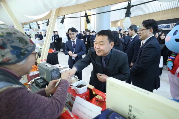 29일, 대구 한국수자원공사 낙동강유역본부에서 열린 ‘설맞이 낙동강 지역상생 나눔장터’에서 윤석대 한국수자원공사 사장(사진 가운데)이 농특산물 홍보 부스를 방문하고 있다.