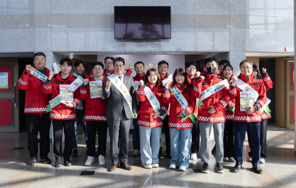 지난해 4월, 김돈곤 군수와 산림자원과 직원들이 산불 예방 캠페인을 펼치고 있다.