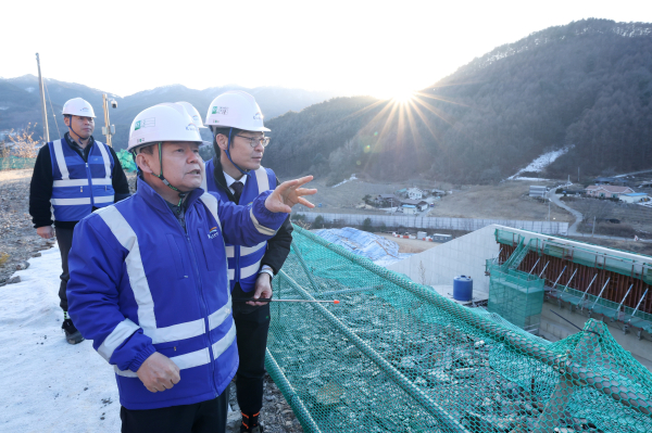 지난 29일, 윤석대 한국수자원공사 사장(사진 앞줄)이 경북 봉화댐 좌안에서 건설 현장을 점검하고 있다.